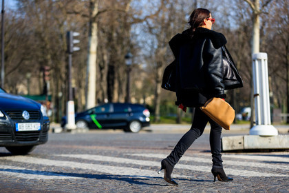 black denim, black jacket, black pants, black shoes, camel bag, denim pants, high heels, jeans, leather bag, leather jacket, leather shoes, shearling, sunglasses, trousers, street style, jonathan paciullo, FW, frenchystyle, fashion week, PFW, PARIS, AUTUMN WINTER 2018-2019, FALL WINTER 2018-2019, FW 18-19, horizontal, atmosphere details, full length, evangelie smyrniotaki