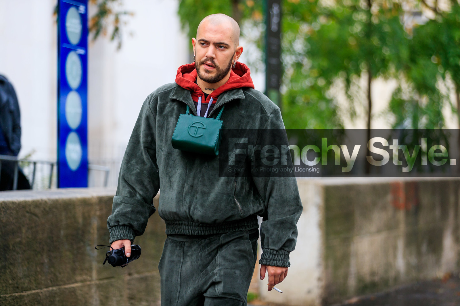 sportswear, kaki hoodie, kaki pants, suede hoodie, suede pants, jogging pants, red hoodie, green leather bag, bag necklace, fashion week, frenchystyle, FW, jonathan paciullo, street style, SPRING SUMMER 2020, SS 20, PFW, PARIS, horizontal, atmosphere details, detail