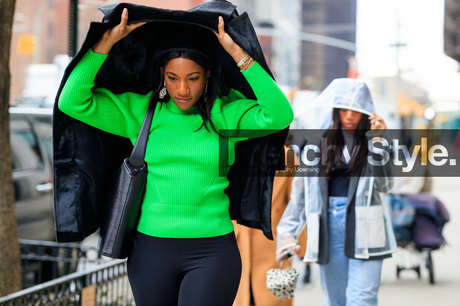 green pullover, turtleneck pullover, black headband, strassed earrings, dangling earrings, fashion week, frenchystyle, FW, jonathan paciullo, street style, NYFW, NEW YORK, AUTUMN WINTER 2020-2021, FALL WINTER 2020-2021, FW 20-21, horizontal, atmosphere details, detail