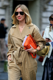 lisa aiken, beige jumpsuit, belted jumpsuit, long sleeves jumpsuit, orange leather bag, plaited bag, plaited leather bag, bottega veneta bag, black sunglasses, rayban sunglasses, big chain bracelet, golden bracelet, fashion week, frenchystyle, FW, jonathan paciullo, street style, SPRING SUMMER 2020, SS 20, PFW, PARIS, vertical, atmosphere details, detail
