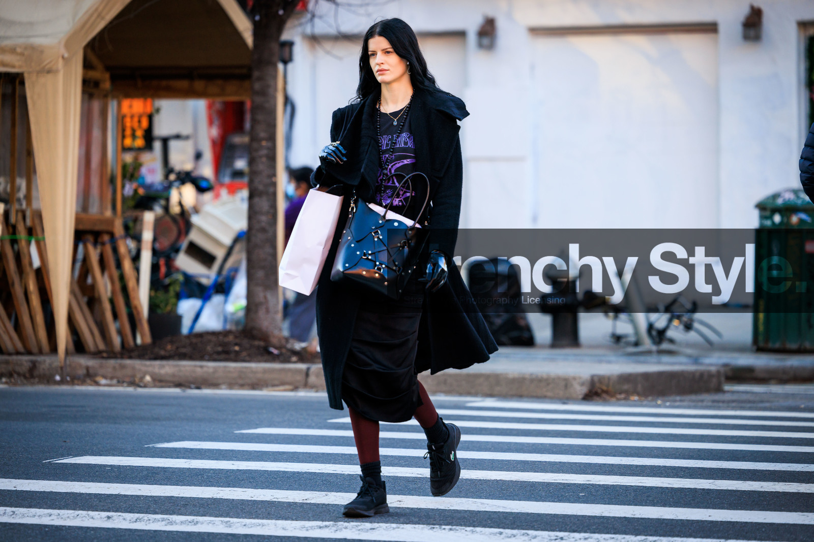 black bucket bag, balck full look, black sneakers, stockings, black leather gloves, black midi coat, black tshirt purple print, fashion week, frenchystyle, FW, jonathan paciullo, street style, NYFW, NEW YORK, AUTUMN WINTER 2022-2023, FALL WINTER 2022_2023, FW 22-23, atmosphere details, horizontal, full length