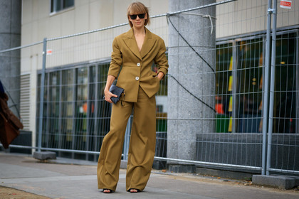 vika gazinskaya, beige jacket, beige pants, beige suits, loose pants, low necked jacket, fashion week, frenchystyle, FW, jonathan paciullo, street style, SPRING SUMMER 2020, SS 20, PFW, PARIS, horizontal, atmosphere details, full length