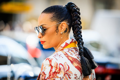 pony tails, braids, big sunglasses, earcuffs, stud earrings, red lips, prints, etro bag, street style, jonathan paciullo, FW, frenchystyle, fashion week, MFW, MILAN, FALL WINTER 2022_2023, AUTUMN WINTER 2022-2023, FW 22-23, horizontal, atmosphere details