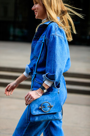 blue bag, blue denim, bracelet, denim jumpsuit, denim pants, jeans, leather bag, rings, suede bag, trousers, watch, street style, jonathan paciullo, FW, frenchystyle, fashion week, NYFW, NEW YORK, AUTUMN WINTER 2018-2019, AW 18-19, FALL WINTER 2018-2019, FW 18-19, vertical, atmosphere details, detail, lisa aiken
