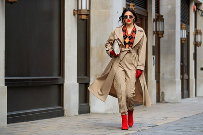 beige bag, beige coat, beige pants, brown sweater, checked, graphic sweater, high heels, leather bag, leather shoes, plaid, printed sweater, red boots, red gloves, red lips, red sweater, sunglasses, trench coat, trousers, street style, jonathan paciullo, FW, frenchystyle, fashion week, LFW, LONDON, AUTUMN WINTER 2018-2019, AW 18-19, FALL WINTER 2018-2019, FW 18-19, horizontal, atmosphere details, full length, doina ciobanu