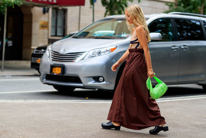beige top, black shoes, brown skirt, graphic top, green bag, high waist, leather bag, leather shoes, printed top, totême, street style, jonathan paciullo, FW, frenchystyle, fashion week, NEW YORK, NYFW, SPRING SUMMER 2020, SS 20, horizontal, atmosphere details, full length