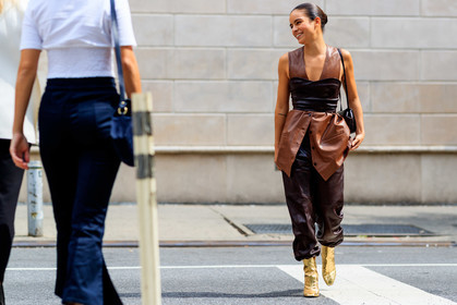 brown belt, brown pants, brown top, bustier top, camel jacket, golden shoes, high heels, leather bag, leather jacket, leather pants, leather shoes, leather top, shiny boots, sleeveless, trousers, street style, jonathan paciullo, FW, frenchystyle, fashion week, NEW YORK, NYFW, SPRING SUMMER 2020, SS 20, horizontal, atmosphere details, full length