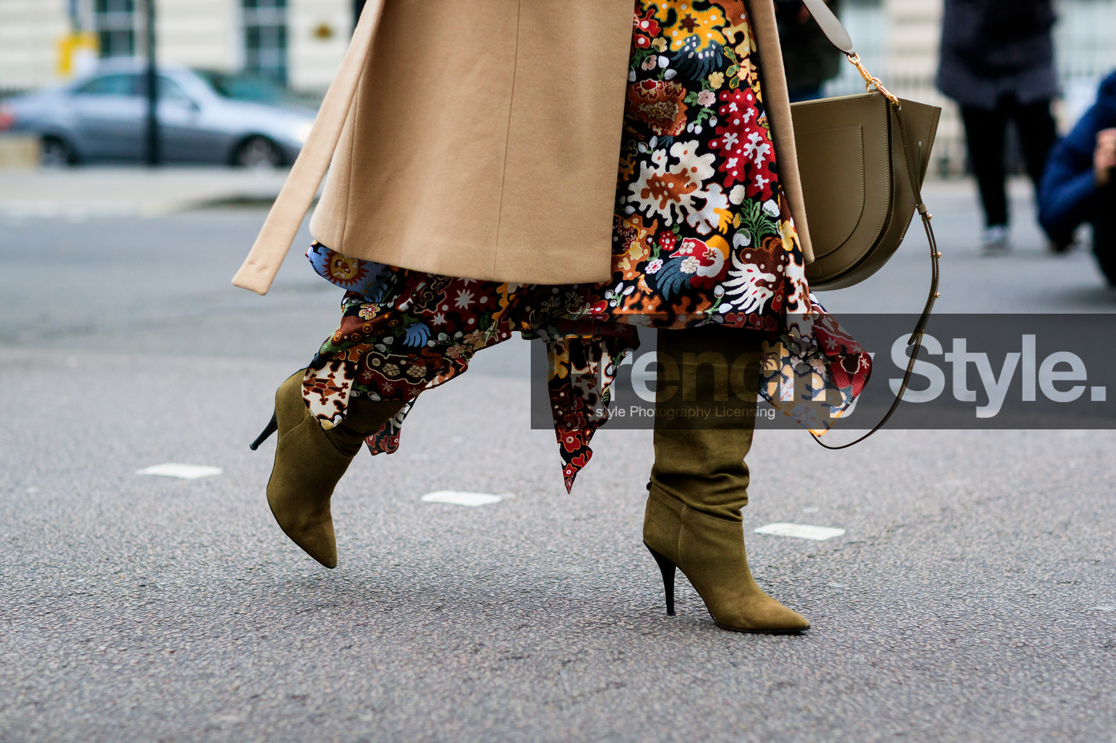 camel coat, floral, flowers, graphic skirt, green bag, green boots, high heels, leather bag, leather shoes, printed skirt, suede shoes, street style, jonathan paciullo, FW, frenchystyle, fashion week, LFW, LONDON, AUTUMN WINTER 2018-2019, AW 18-19, FALL WINTER 2018-2019, FW 18-19, horizontal, atmosphere details, detail