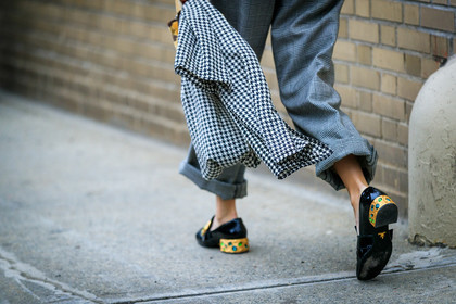 black shoes, check jumpsuit, checked, golden details, graphic jacket, graphic jumpsuit, graphic pants, grey jumpsuit, high heels, houndstooth pattern, jewellery, leather shoes, plaid, printed jacket, printed jumpsuit, printed pants, ralph lauren, trousers, varnished leather shoes, street style, jonathan paciullo, FW, frenchystyle, fashion week, NYFW, NEW YORK, AUTUMN WINTER 2018-2019, AW 18-19, FALL WINTER 2018-2019, FW 18-19, atmosphere details, horizontal, detail, gala gonzalez