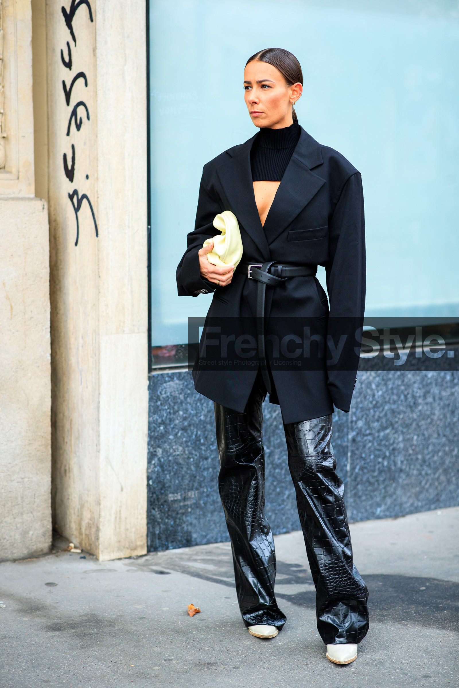 alice barbier, black leather pants, black leather boots, black leather belt, animal skin pants, flare pants, belted jacket, turtleneck pullover, black pullover, low necked jacket, low necked pullover, openwork pullover, white leather clutch, white leather boots, oversize jacket, fashion week, frenchystyle, FW, jonathan paciullo, street style, PFW, PARIS, SPRING SUMMER 2021, SS 21, vertical, full length