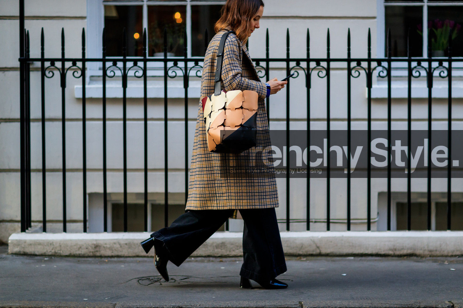black pants, black shoes, brown coat, checked, graphic bag, graphic jacket, houndstooth pattern, leather bag, leather shoes, plaid, printed bag, printed jacket, red bag, fashion week, frenchystyle, FW, jonathan paciullo, street style, LFW, LONDON, AUTUMN WINTER 2018-2019, AW 18-19, FALL WINTER 2018-2019, FW 18-19, horizontal, atmosphere details, detail