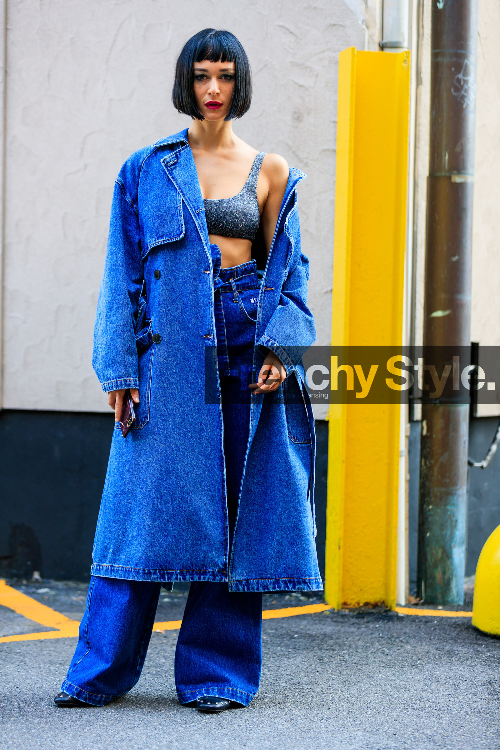 blue denim, bra, denim coat, denim pants, jeans, tone on tone, total look denim, trousers, street style, jonathan paciullo, FW, frenchystyle, fashion week, MFW, MILAN, SPRING SUMMER 2019, SS 19, vertical, full length