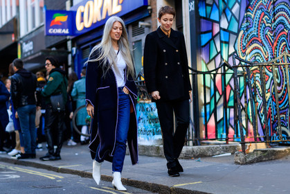 black coat, black jacket, black pants, black shoes, blue denim, denim pants, high heels, jeans, leather shoes, tone on tone, total look black, trousers, white boots, white t shirt, street style, jonathan paciullo, FW, frenchystyle, fashion week, LFW, LONDON, AUTUMN WINTER 2018-2019, AW 18-19, FALL WINTER 2018-2019, FW 18-19, horizontal, atmosphere details, full length, sarah harris