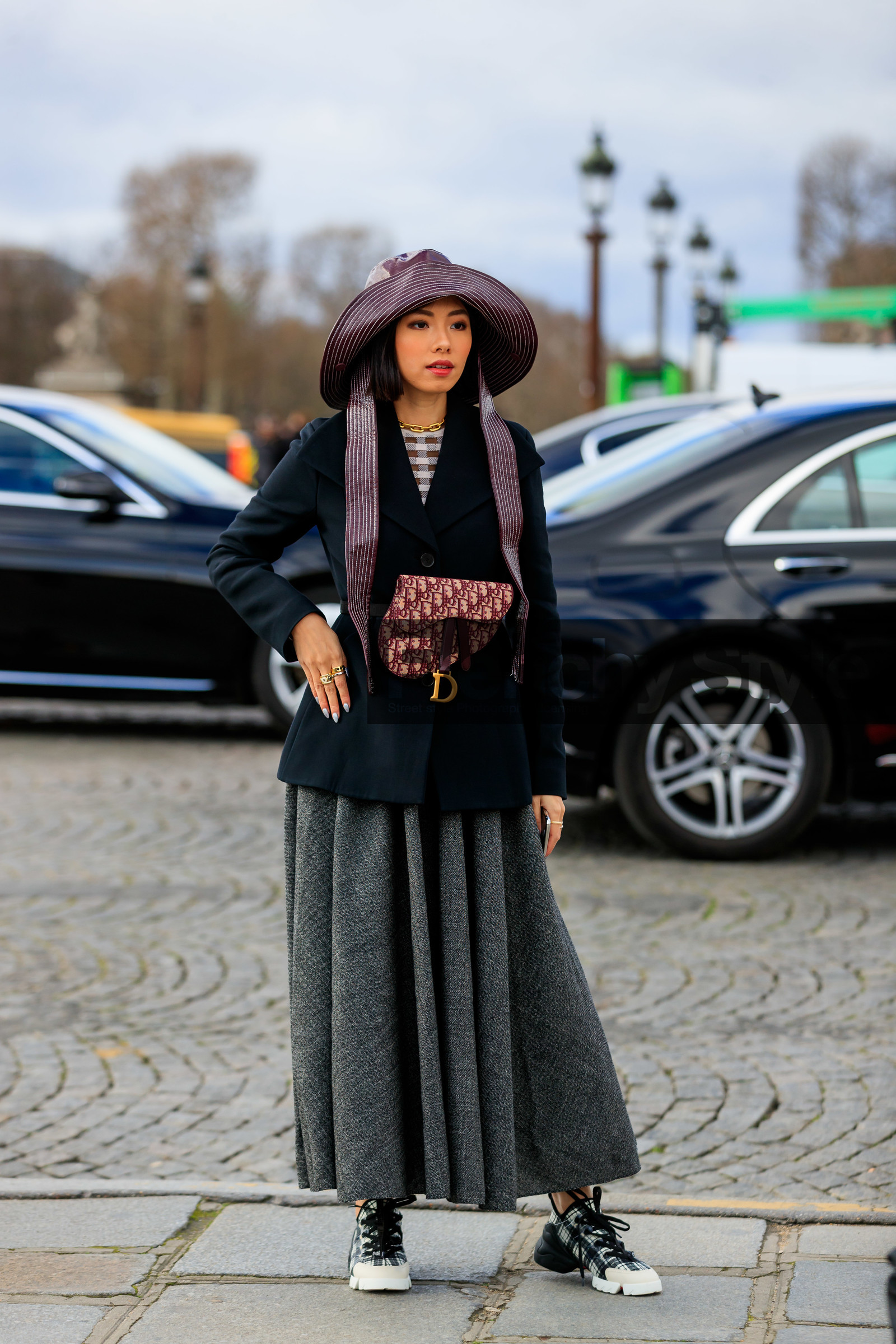 burgundy hat, striped hat, big hat, burgundy bag, burgundy belt, monogrammed bag, monogrammed belt, belted jacket, belt bag, black jacket, checked pullover, light beige pullover, burgundy leather bag, burgundy leather belt, vinyl hat, dior bag, dior jacket, dior skirt, dior shoes, grey skirt, long skirt, grey sneakers, checked sneakers, black sneackers, white sneakers, bicolor sneakers, fashion week, frenchystyle, FW, jonathan paciullo, street style, PFW, PARIS, AUTUMN WINTER 2020-2021, FALL WINTER 2020-2021, FW 20-21, vertical, full length