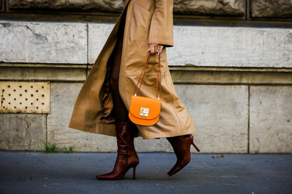 details, brown boots, heeled boots, orange bag, small bag, leather trench, leather boots, beige trench, street style, jonathan paciullo, FW, frenchystyle, fashion week, AUTUMN WINTER 2022-2023, FALL WINTER 2022_2023, FW 22-23, PFW, PARIS, horizontal, atmosphere details, detail