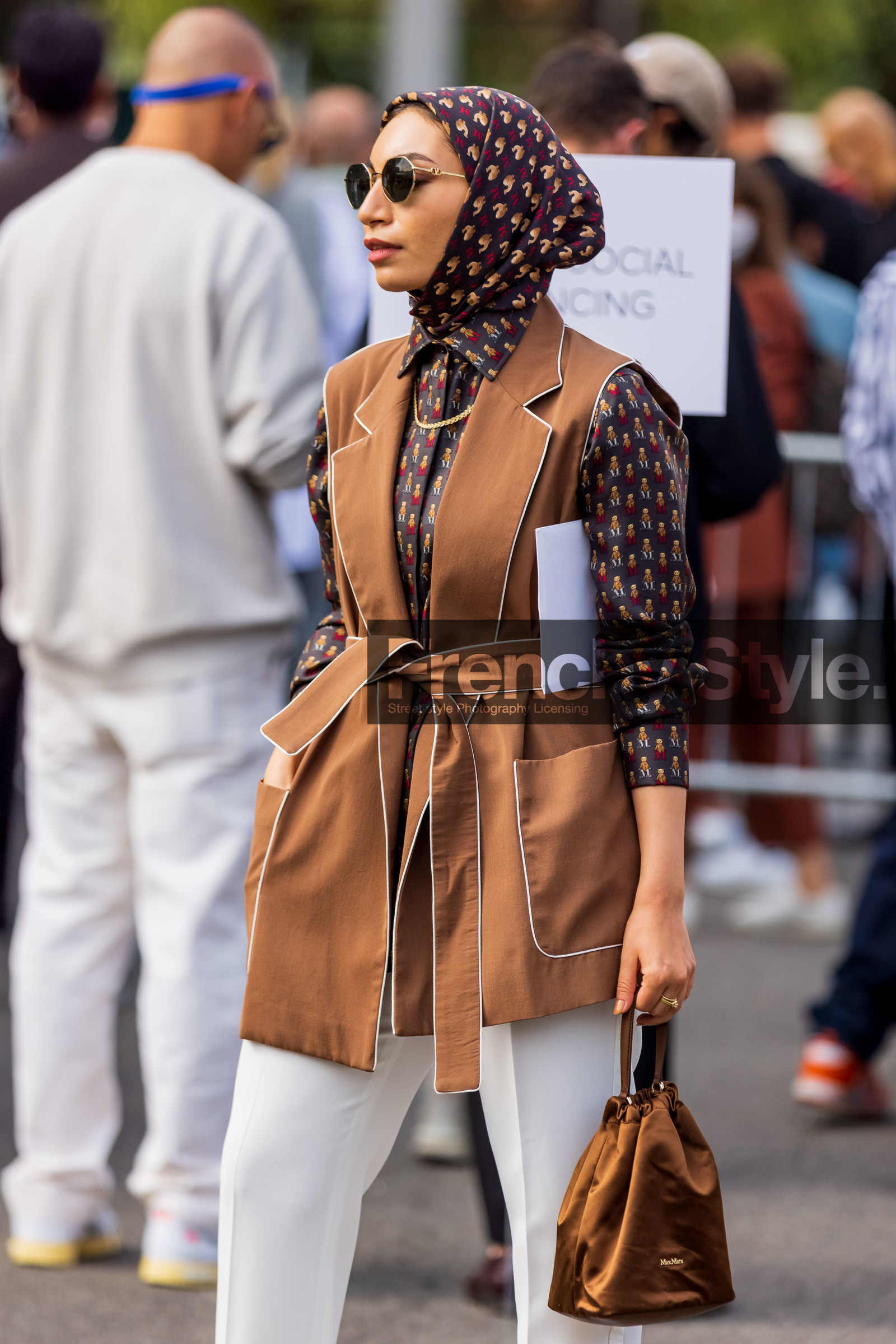 brown bag, brown jacket, facial mask, hood, maxmara bag, maxmara look, print, printed scarf, printed shirt, satin shirt, satined bag, scarf, sleveless blazer, sleveless jacket, sunglasses, white pants, fashion week, frenchystyle, FW, jonathan paciullo, street style, MFW, MILAN, SPRING SUMMER 2022, SS 22, vertical, atmosphere details, detail