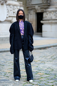 alexandra guerain, black jacket, black jeans, black bag, oversize jacket, oversize shoulder, purple top, white top, geometrical printed top, pleated top, leather pants, leather jeans, flare jeans, denim, fashion week, frenchystyle, FW, jonathan paciullo, street style, PFW, PARIS, SPRING SUMMER 2021, SS 21, vertical, full length
