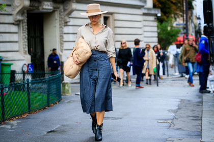 beige hat, beige leather bag, beige leather clutch, light grey shirt, low necked shirt, navy blue skirt, quilted bag, margiela bag, checked skirt, button skirt, mid long skirt, belted skirt, black leather boots, low cowboy boots, low boots, cowboy boots, fashion week, frenchystyle, FW, jonathan paciullo, street style, SPRING SUMMER 2020, SS 20, PFW, PARIS, horizontal, atmosphere details, full length
