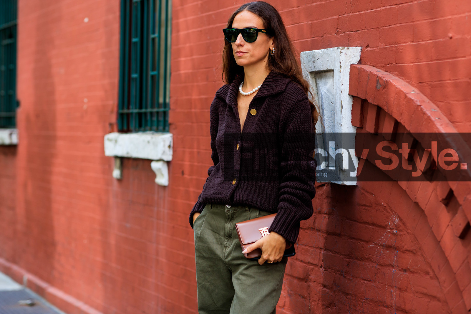 brown bag, brown sweater, burberry, cardigan, erika boldrin, green pants, necklace, sunglasses, trousers, street style, jonathan paciullo, FW, frenchystyle, fashion week, NEW YORK, NYFW, SPRING SUMMER 2020, SS 20, horizontal, atmosphere details, detail