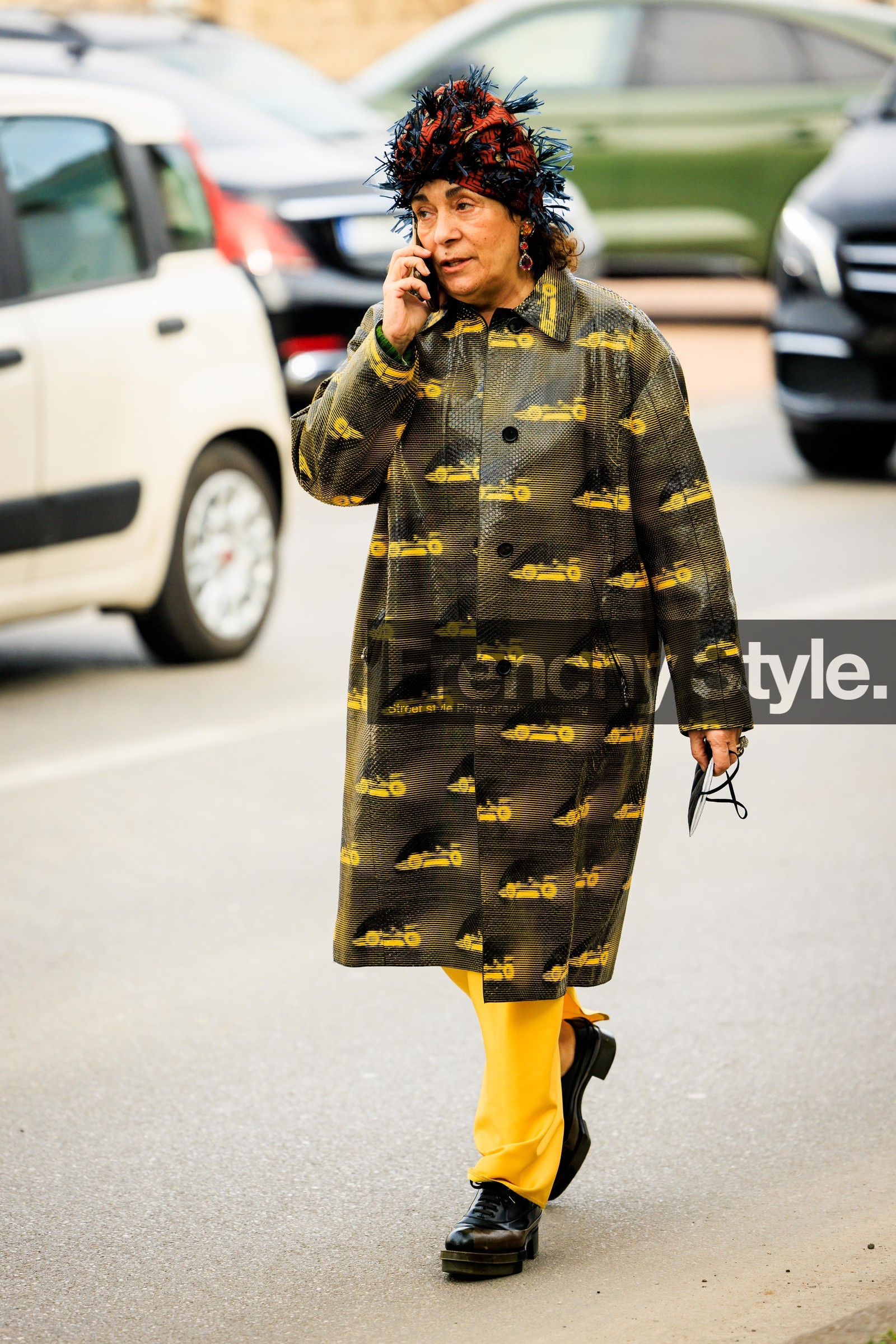 curstomized hat, black ruffles hat, turbant, red earrings, stones pendant earrings, yellow pants, black shoes, black leather derbies, yellow coat, furry printed coat, cars print coat, street style, jonathan paciullo, FW, frenchystyle, fashion week, MFW, MILAN, FALL WINTER 2022_2023, AUTUMN WINTER 2022-2023, FW 22-23, vertical, atmosphere details