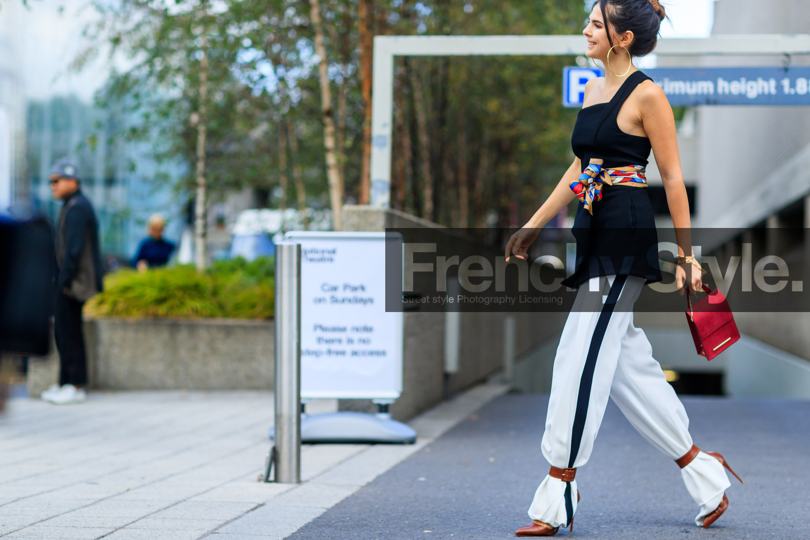 atmosphere details, belt, black top, brown shoes, detail, doina ciobanu, earrings, fashion week, frenchystyle, FW, graphic pants, high heels, horizontal, jonathan paciullo, leather bag, leather shoes, LFW, LONDON, printed pants, printed scarf, red bag, SPRING SUMMER 2018, SS 18, street style, striped pants, trousers, white pants