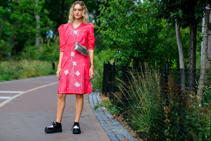 black and white shoes, black shoes, floral, flowers, graphic dress, hannah baxter, leather shoes, pink dress, printed dress, sequined bag, shiny bag, silver bag, street style, jonathan paciullo, FW, frenchystyle, fashion week, NEW YORK, NYFW, SPRING SUMMER 2020, SS 20, horizontal, atmosphere details, full length