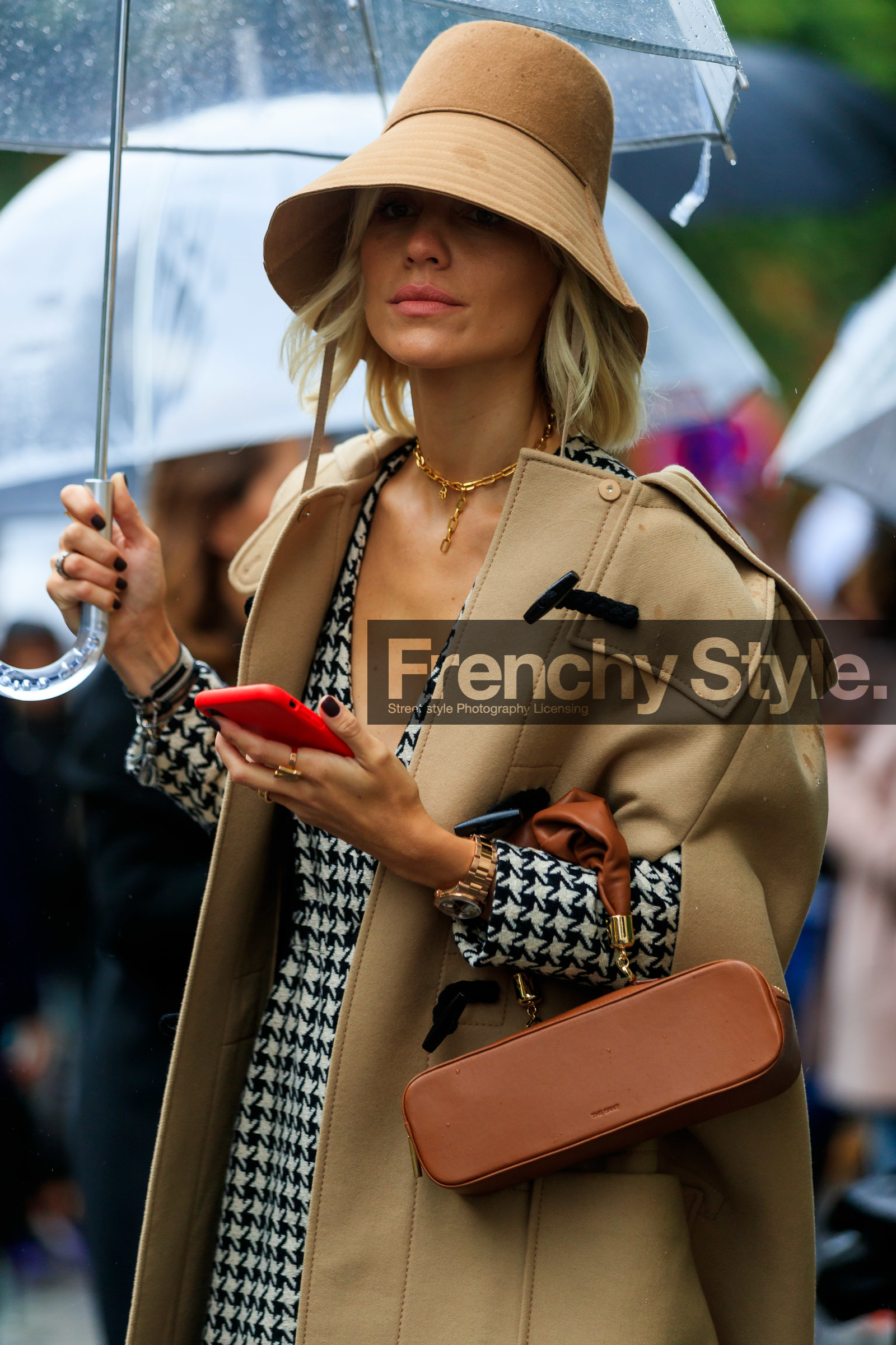 viktoria rader, beige hat, beige coat, beige duffle coat, sleeveless coat, the sant bag, camel leather bag, square shape bag, box bag, hand bag, houndstooth printed dress, black dress, white dress, low necked dress, long sleeves dress, mini dress, golden necklace, chain necklace, golden watch, close up detail, button dress, fashion week, frenchystyle, FW, jonathan paciullo, street style, SPRING SUMMER 2020, SS 20, PFW, PARIS, vertical, atmosphere details, detail