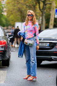 jessica minkoff, tie and dye top, pink top, lilac top, drape top, tight top, long sleeves top, technical fabric top, denim, denim jacket, light blue jeans, chanel bag, sheer bag, crossbody bag, quilted bag, blue sunglasses, butterfly sunglasses, mirror sunglasses, dior bracelet, lucky charm bracelet, fur collar jacket, flare jeans, pink leather sandals, kitten heels sandals, used jeans, fashion week, frenchystyle, FW, jonathan paciullo, street style, SPRING SUMMER 2020, SS 20, PFW, PARIS, vertical, full length