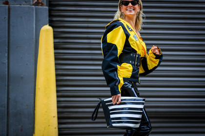 biker jacket, black and white bag, black bag, black belt, black pants, graphic bag, graphic jacket, leather bag, leather pants, printed bag, printed jacket, ralph lauren, striped bag, sunglasses, trousers, yellow jacket, street style, jonathan paciullo, FW, frenchystyle, fashion week, NYFW, NEW YORK, AUTUMN WINTER 2018-2019, AW 18-19, FALL WINTER 2018-2019, FW 18-19, atmosphere details, horizontal, detail, helena bordon