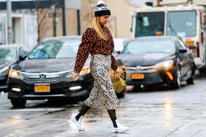 adidas, animal print, beige skirt, black beanie, chloe king, graphic skirt, graphic sweater, leather bag, leather shoes, leopard, orange sweater, printed skirt, printed sweater, proenza schouler, snake print, white shoes, yellow bag, street style, jonathan paciullo, frenchystyle, NYFW, NEW YORK, AUTUMN WINTER 2019-2020, AW 19-20, FALL WINTER 2019-2020, FW 19-20, FW, fashion week, atmosphere details, horizontal, full length