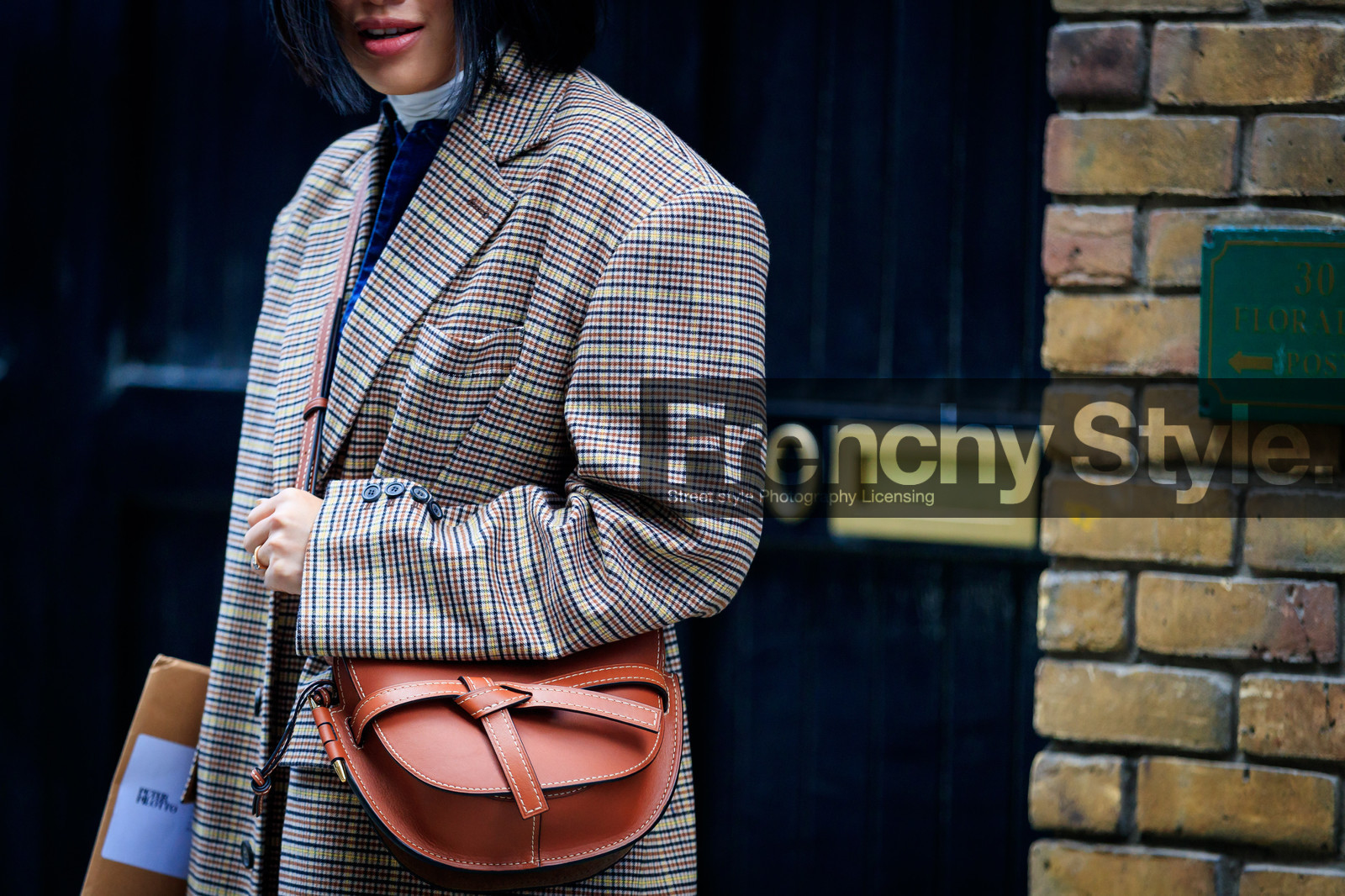 brown bag, brown coat, checked, graphic jacket, houndstooth pattern, leather bag, loewe, plaid, printed jacket, street style, jonathan paciullo, FW, frenchystyle, fashion week, LFW, LONDON, AUTUMN WINTER 2018-2019, AW 18-19, FALL WINTER 2018-2019, FW 18-19, horizontal, atmosphere details, detail, Tiffany Hsu