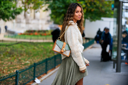 chloe bag, chloe look, chloe skirt, white pullover, asymmetrical skirt, checked skirt, kaki skirt, mini skirt, long skirt, green leather bag, golden chain strap bag, camel leather bag, white bag, fashion week, frenchystyle, FW, jonathan paciullo, street style, SPRING SUMMER 2020, SS 20, PFW, PARIS, horizontal, atmosphere details, detail