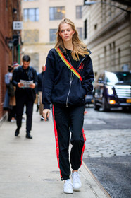 black pants, black sweater, hoodie, leather shoes, streetwear, sweatpants, trousers, white shoes, white sneakers, street style, jonathan paciullo, FW, frenchystyle, fashion week, NYFW, NEW YORK, AUTUMN WINTER 2018-2019, AW 18-19, FALL WINTER 2018-2019, FW 18-19, vertical, full length, model, lexi boling