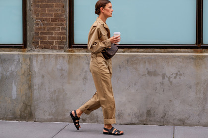 beige jumpsuit, black shoes, graphic bag, jo ellison, leather shoes, louis vuitton, monogram, printed bag, trousers, street style, jonathan paciullo, FW, frenchystyle, fashion week, NEW YORK, NYFW, SPRING SUMMER 2020, SS 20, horizontal, atmosphere details, detail