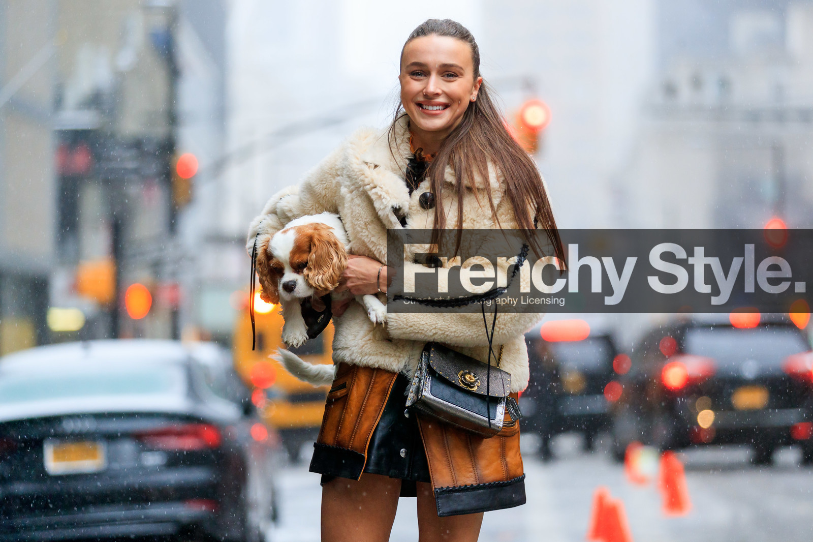 beige jacket, black bag, brown bag, camel jacket, leather bag, mary leest, shearling, street style, jonathan paciullo, frenchystyle, NYFW, NEW YORK, AUTUMN WINTER 2019-2020, AW 19-20, FALL WINTER 2019-2020, FW 19-20, FW, fashion week, atmosphere details, horizontal, detail