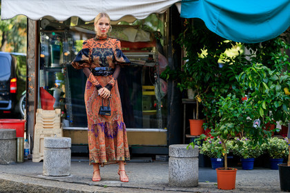 leonie hanne, dior earrings, hoop earrings, golden earrings, etro dress, half shoulder dress, printed dress, cachemere printed dress, red dress, orange dress, black dress, high collar dress, belted dress, black leather belt, multi belt, jacquemus bag, mini bag, hand bag, black leather bag, long dress, red leather sandals, fashion week, frenchystyle, FW, jonathan paciullo, street style, horizontal, atmosphere details, full length, MFW, MILAN, SPRING SUMMER 2020, SS 20