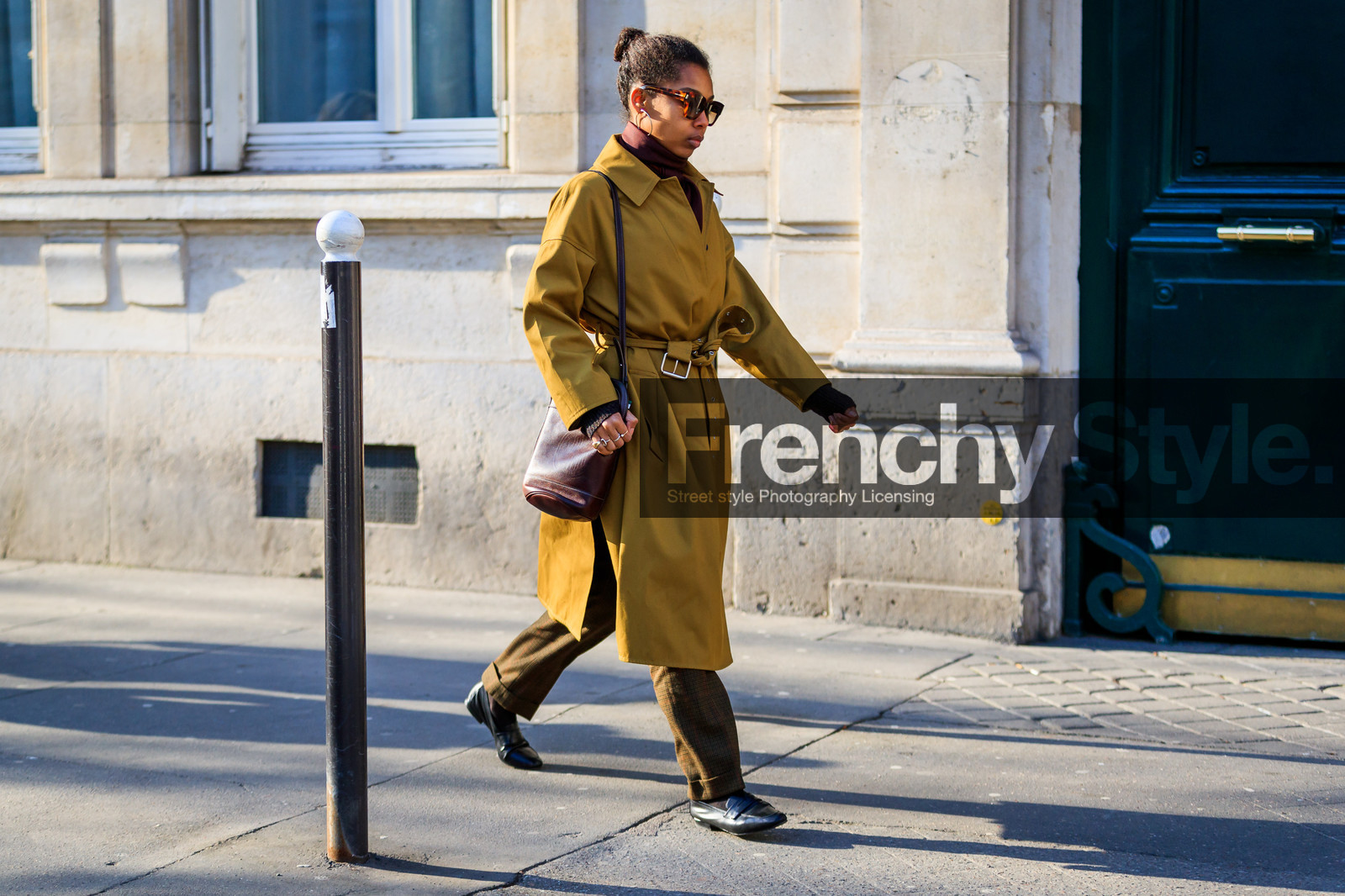 black shoes, brown bag, green pants, leather bag, leather shoes, sunglasses, trousers, yellow coat, street style, jonathan paciullo, FW, frenchystyle, fashion week, PFW, PARIS, AUTUMN WINTER 2018-2019, FALL WINTER 2018-2019, FW 18-19, horizontal, atmosphere details, full length