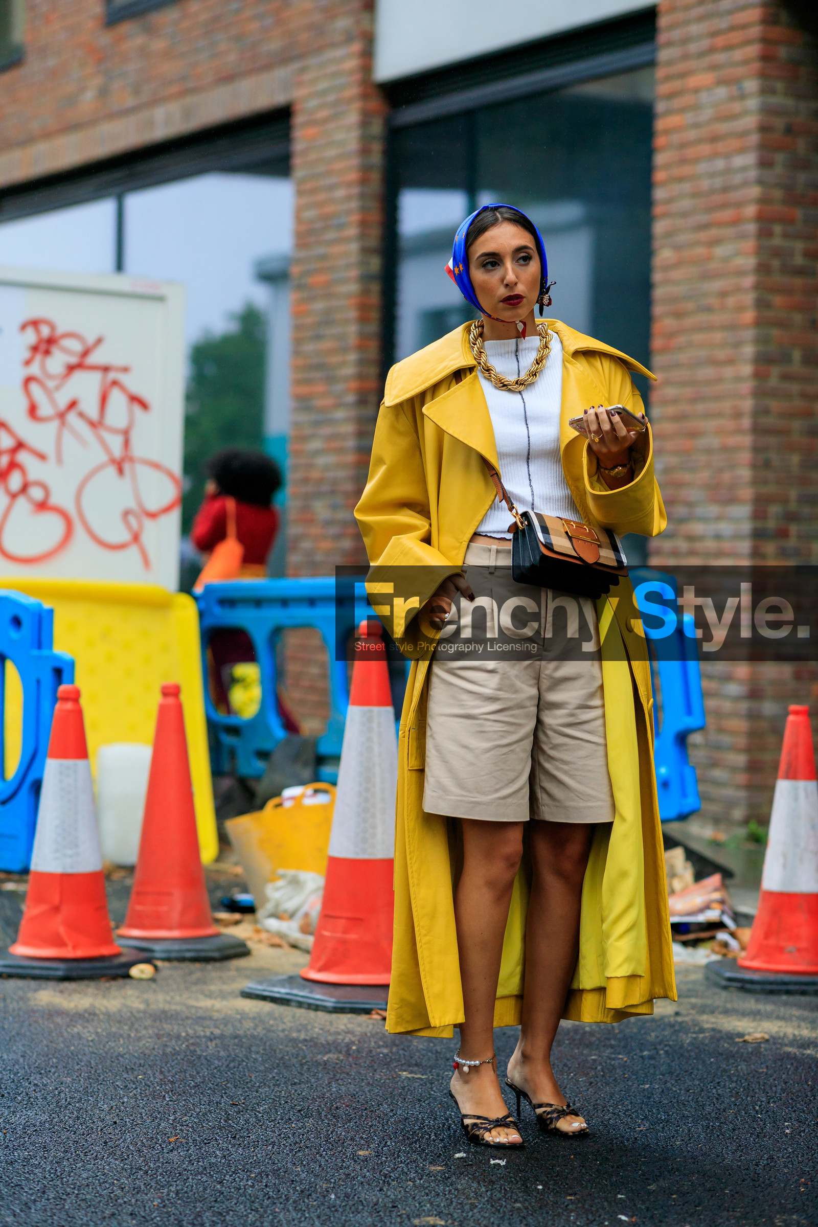animal print sandals, beige bermuda shorts, big buckle bag, big chain necklace, brown leather bag, burberry bag, beige leather bag, checked bag, crossbody bag, flowers earrings, golden necklace, high heels sandals, high heels slippers, oversize trench coat, plastic earrings, white top, yellow trench coat, fashion week, frenchystyle, FW, jonathan paciullo, street style, vertical, full length