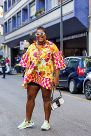 basket, bicolor bag, color, flowers print, Gabriella Karefa-Johnson, leather bag, prada bag, print, printed shirt, short, sneakers, sunglasses, fashion week, frenchystyle, FW, jonathan paciullo, street style, MFW, MILAN, SPRING SUMMER 2022, SS 22, vertical, full length