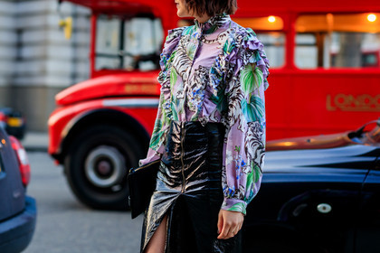 atmosphere details, AUTUMN WINTER 2017-2018, AW 17-18, black skirt, detail, FALL WINTER 2017-2018, fashion week, frenchystyle, FW, FW 17-18, high waist, horizontal, jonathan paciullo, leather skirt, LFW, LONDON, printed shirt, purple shirt, street style, vinyl