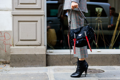 black bag, black shoes, checked, checked suit, graphic jacket, graphic pants, graphic suit, grey jacket, grey pants, grey suit, high heels, leather bag, leather shoes, plaid, prada, printed jacket, printed pants, printed suit, trousers, street style, jonathan paciullo, FW, frenchystyle, fashion week, PFW, PARIS, AUTUMN WINTER 2018-2019, FALL WINTER 2018-2019, FW 18-19, horizontal, atmosphere details, Elizabeth von Guttman
