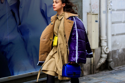 beige dress, blue bag, down jacket, leather bag, purple jacket, yellow bag, street style, jonathan paciullo, FW, frenchystyle, fashion week, PFW, PARIS, AUTUMN WINTER 2018-2019, FALL WINTER 2018-2019, FW 18-19, horizontal, atmosphere details