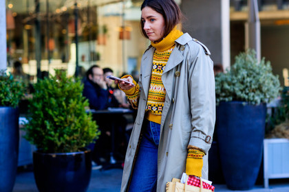 beige coat, blue denim, denim pants, jeans, printed sweater, trench coat, trousers, turtleneck sweater, yellow sweater, street style, jonathan paciullo, FW, frenchystyle, fashion week, LFW, LONDON, AUTUMN WINTER 2018-2019, AW 18-19, FALL WINTER 2018-2019, FW 18-19, horizontal, atmosphere details, detail