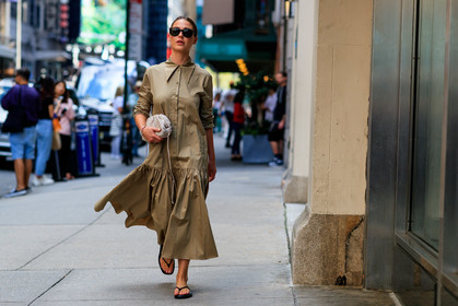 beige bag, beige dress, black shoes, bottega veneta, flip flops, leather bag, leather shoes, sophia roe, sunglasses, tone on tone, total look beige, street style, jonathan paciullo, FW, frenchystyle, fashion week, NEW YORK, NYFW, SPRING SUMMER 2020, SS 20, horizontal, atmosphere details, full length