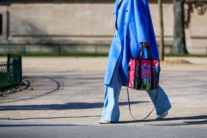 balenciaga, blue pants, graphic bag, leather bag, leather shoes, pink bag, printed bag, trousers, white shoes, street style, jonathan paciullo, FW, frenchystyle, fashion week, PFW, PARIS, AUTUMN WINTER 2018-2019, FALL WINTER 2018-2019, FW 18-19, horizontal, atmosphere details, Charlotte Groeneveld