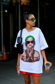 acne studios, black bag, fanny pack, leather bag, necklace, oversize, printed t shirt, sunglasses, white t shirt, street style, jonathan paciullo, FW, frenchystyle, fashion week, NEW YORK, NYFW, SPRING SUMMER 2020, SS 20, vertical, detail, atmosphere details