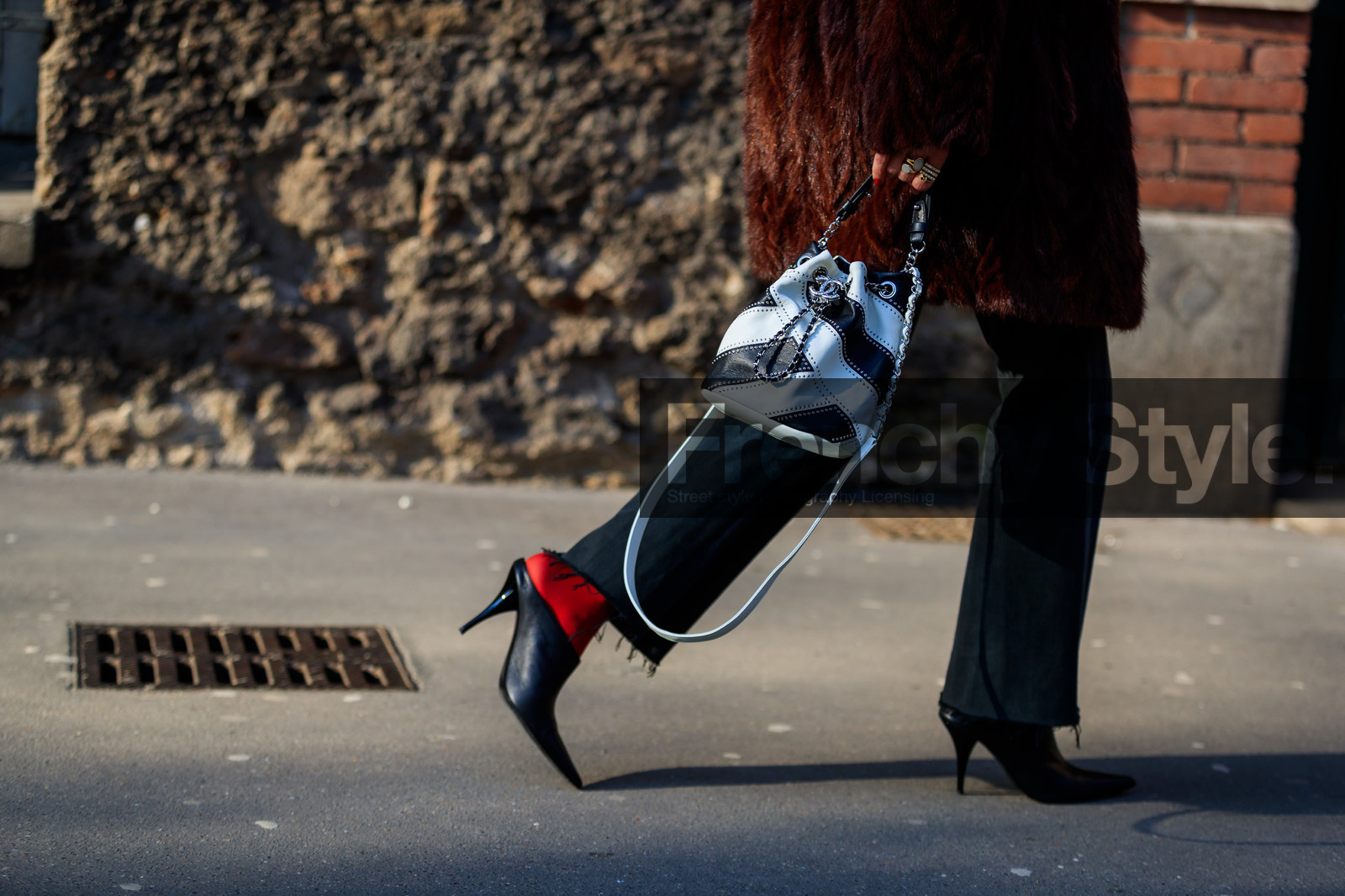 black and white bag, black denim, black shoes, brown fur, brown jacket, chanel handbag, denim pants, Fur coat, graphic bag, high heels, jeans, leather bag, leather shoes, printed bag, trousers, street style, jonathan paciullo, FW, frenchystyle, fashion week, PFW, PARIS, AUTUMN WINTER 2018-2019, FALL WINTER 2018-2019, FW 18-19, horizontal, atmosphere details, courtney trop