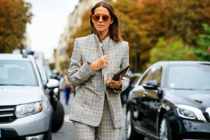 emily zak, checked jacket, checked pants, checked suits, light beige jacket, light beige suits, light beige pants, orange sunglasses, fashion week, frenchystyle, FW, jonathan paciullo, street style, SPRING SUMMER 2020, SS 20, PFW, PARIS, horizontal, atmosphere details, detail
