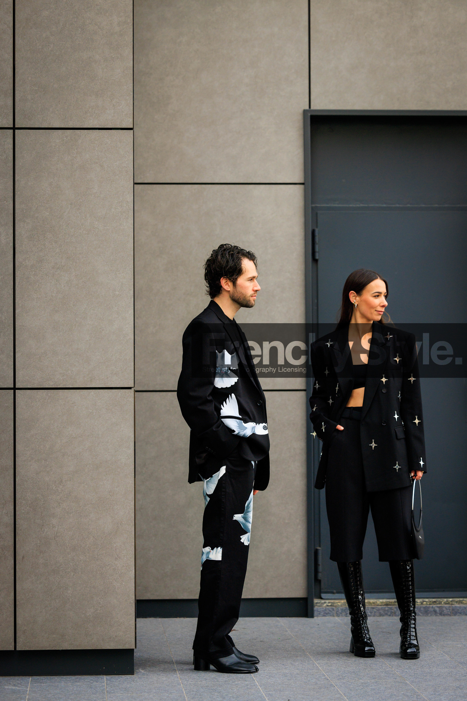 black full look, couple matching, bird print suit, black suit, black shirt, black boots, pattent boots, highknee boots, star prin blazer, black shorts, laced boots, mini bag, alice & j.s, alice barbier, JS roques, street style, jonathan paciullo, FW, frenchystyle, fashion week, MFW, MILAN, FALL WINTER 2022_2023, AUTUMN WINTER 2022-2023, FW 22-23, vertical, full length