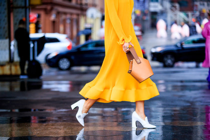 beige bag, camel bag, high heels, leather bag, leather shoes, orange dress, pleated dress, white shoes, street style, jonathan paciullo, FW, frenchystyle, fashion week, NYFW, NEW YORK, AUTUMN WINTER 2018-2019, AW 18-19, FALL WINTER 2018-2019, FW 18-19, atmosphere details, horizontal, detail, camila coelho